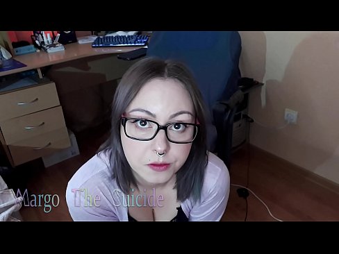 ❤️ Ragazza sexy con gli occhiali succhia il dildo profondamente sulla macchina fotografica Porno duroal it.bencoineth.top